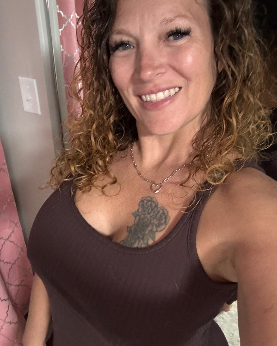 broncocutie's tweet photo. Happy Monday! What are your plans this morning? Enjoying these comfy clothes and relaxing at home for me. #broncocutie #broncocutiee #Mombod #Florida #Babe #sexy #thick #gymfit #curlyhair #link2bio https://t.co/A1z8VJV0k0