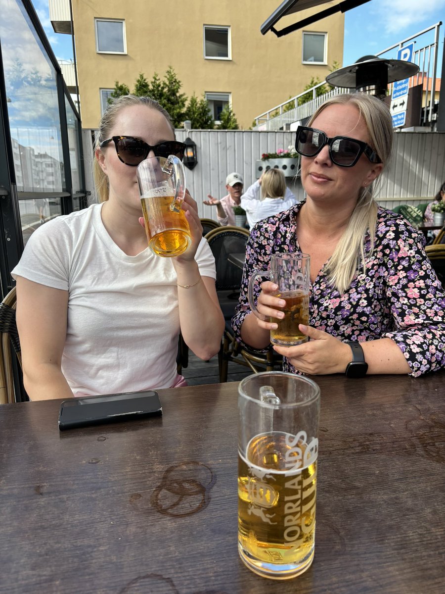 FridaZielinski's tweet photo. Idag firar vi!!!!! https://t.co/USWFid85Ds