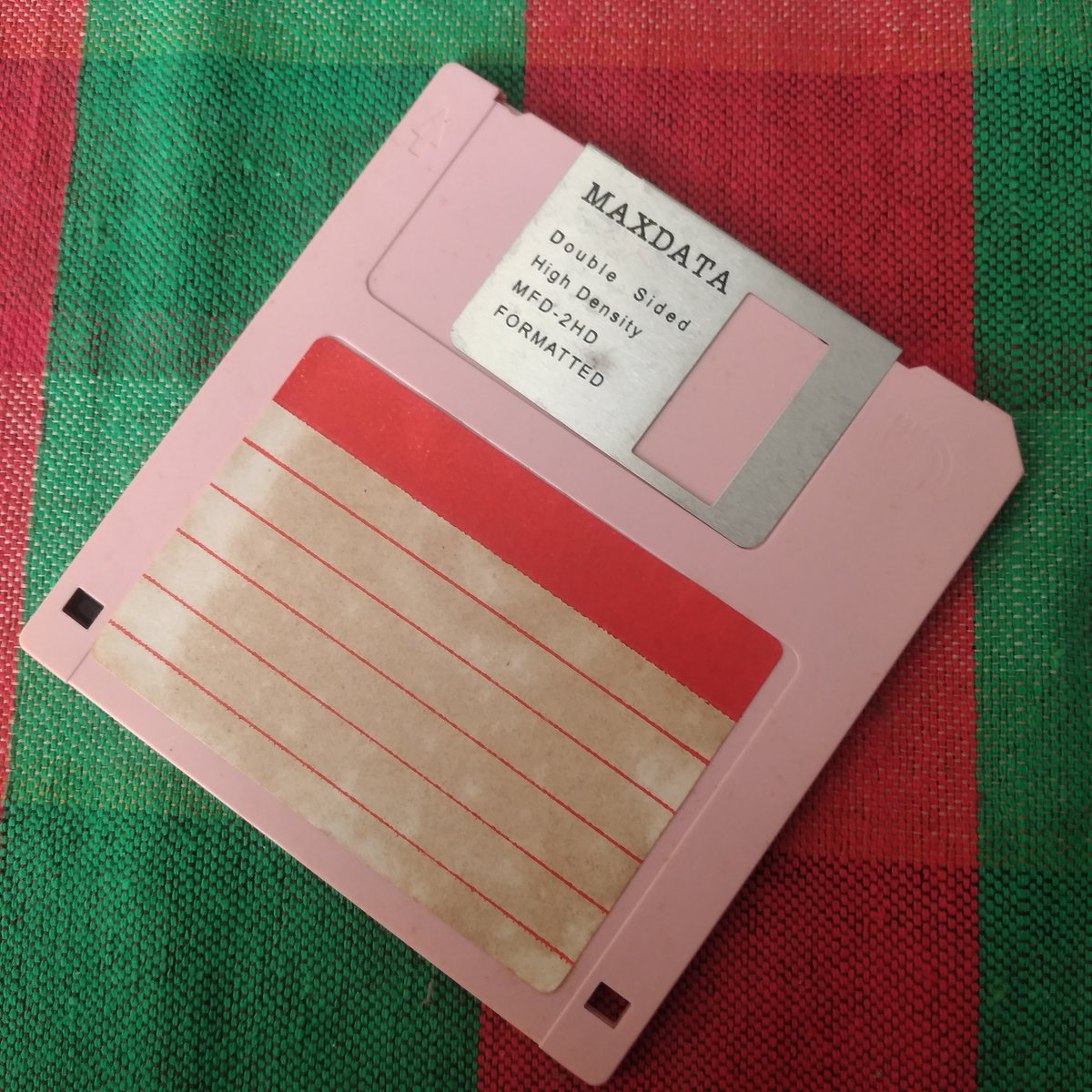 sonnyssyauta's tweet image. Penyimpan data pada jamannya . Yg tahu barang ini pasti sdh tuwir #disket