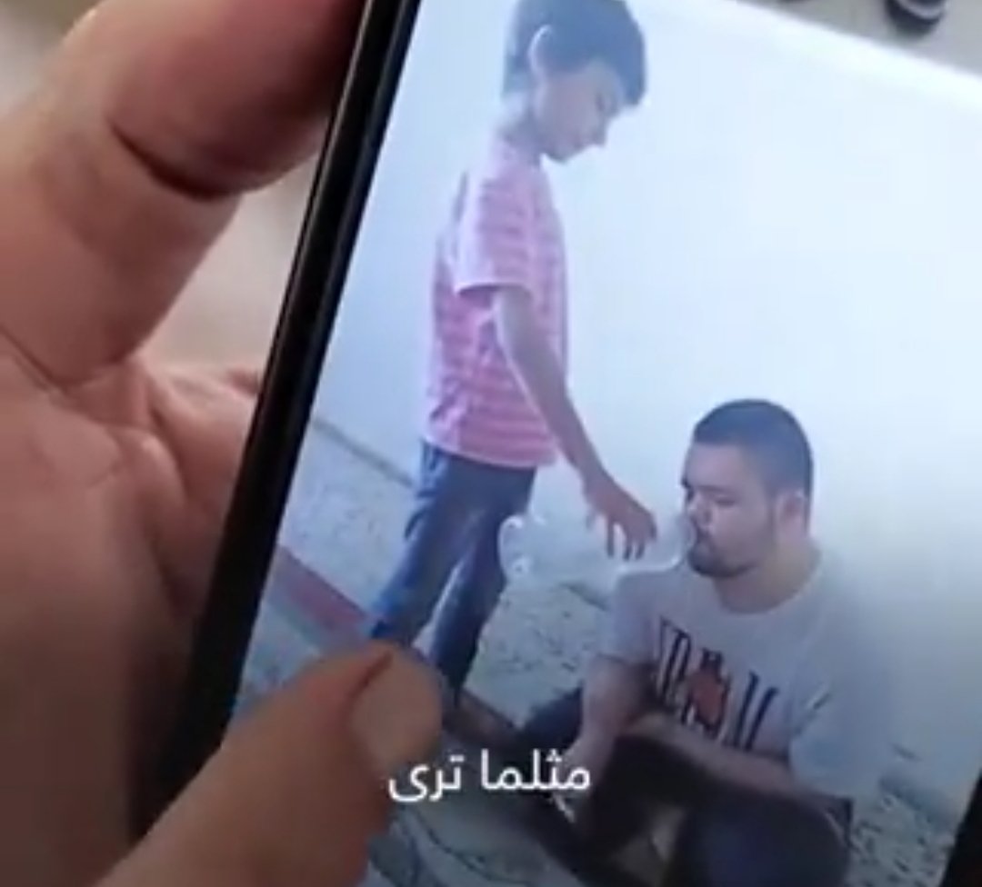 هنا تحديداً وعلى هذا الكرسي أطلق الجيش الاسرائيلي كلبه البوليسي على محمد الشاب المصاب بمتلازمة داون وهذه دمائه على الأرض.

هذه قصة لا تُقال كخبر وتنتهي، هذا تصعيد كبير يؤكد على نية إسرائيل قتل الجميع.

يجب أن يعرف كل كوكب الأرض هذه الجريمة الغير مسبوقة في تاريخ الحروب!