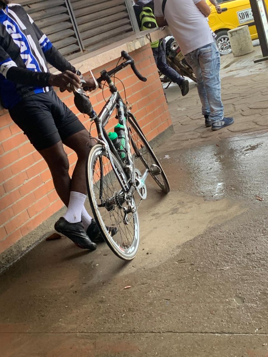 Diego_bear1's tweet photo. Iba para el trabajo y me encontré con este ciclista, carga unos 21-23 cms, que rico se le marca.
#gay #pack #blackdicks #gayxxx #gayporn https://t.co/IhmhLeKkCb