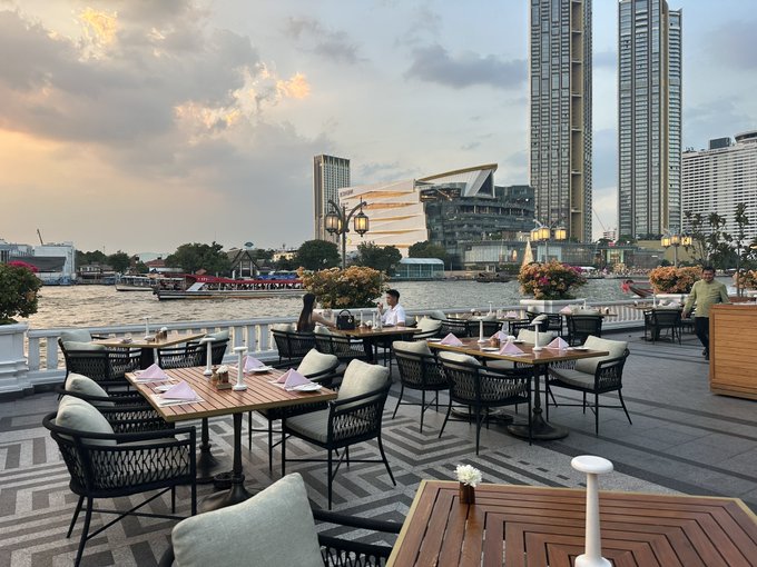 一人でふらっとお酒を飲みながら年末のバンコクのゆったりとした時間を過ごします。

今年も投資の方は順調で目標の利益で1億円は達成し、ほぼ毎日働かずに生活が送れました。

来年もプライベートな時間を優先しつつ、もっといろんな人を引き上げるために活動していきます。