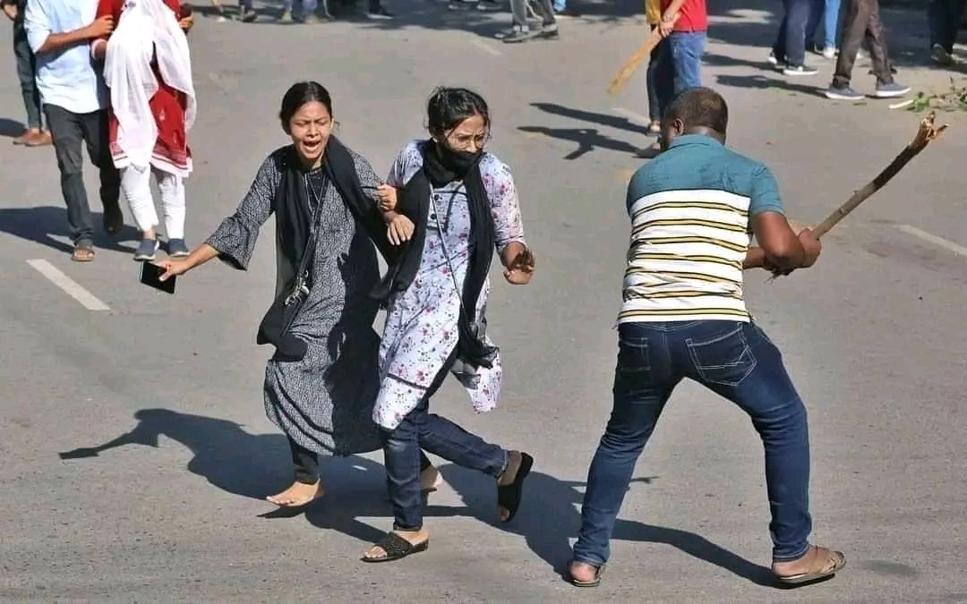 ilukmantalukder's tweet image. In the logical movement of students when the government party people torture! Today Bangladesh 🇧🇩

#Bangladesh #Dhaka #DhakaUniversityUnderAttack #DhakaUniversity #SheikhHasina #Chatraleague #Aljazeera #CNN #FoxNews #Bangladeshi #Bangladeshhighcourt #Awamileague