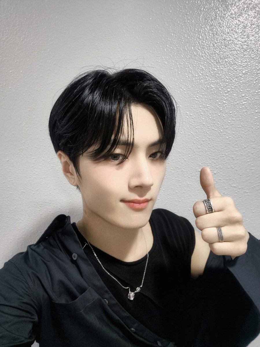 enhypenweverse's tweet photo. [ #제이’s Post ] 240716

#JAY: 😼🖤

@ENHYPEN_members @ENHYPEN #ENHYPEN #엔하이픈 https://t.co/ySi0sNjKHu