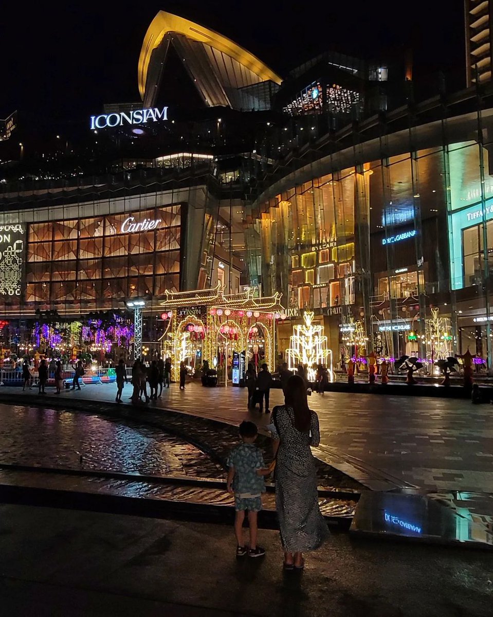 昨日は家族でアイコンサイアムというリバーサイド近くの有名なショッピングモールにお出かけ。

バンコクの都会っぽさだけではなく、タイの工芸や地方の街の色んなタイを存分に楽しめました。

いつでも好きな時に家族と過ごせる時間が持てると本当人生の楽しさが何倍も変わりますね。