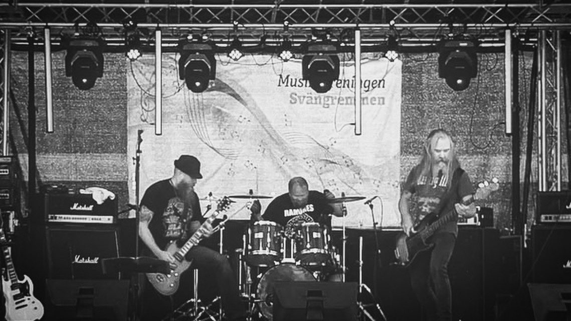 pmsaari's tweet photo. RnR baby. #PMSaari #PMSaariBand #hårdrock #heavymetal #stonergrunge #progressivegrunge #progressivestoner #powertrio #threepieceband #3pieceband #live #liveonstage #liveband #espguitars #ltdviper #ltdguitars #seymourduncan #line6 #fenderprecision https://t.co/toC3pAznn7