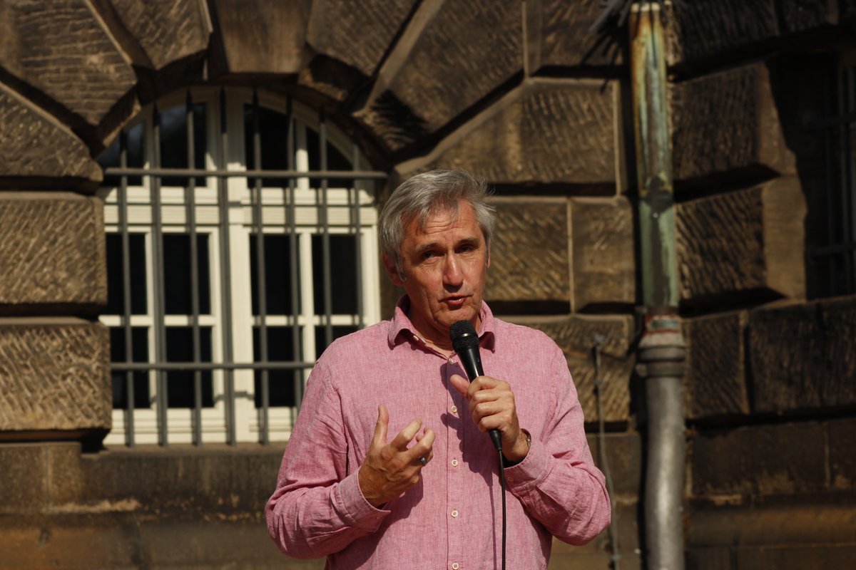 mschwarz87's tweet photo. #dd1507 #Dresden #Robert
In einem weiteren Redebeitrag wurde die Praxis der willkürlichen Verweigerung von Arbeitserlaubnissen kritisiert und zwar auch bei "faktischen Inländer:innen".
Nun spricht ein Freund von Robert. https://t.co/JnZUR99UCC