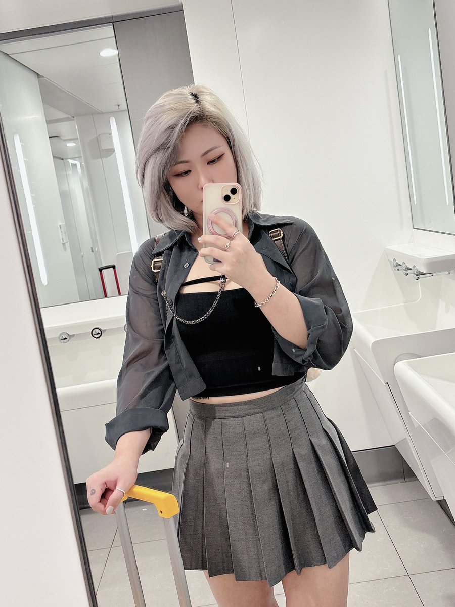 接下來要閉關至少兩週以上了
都還沒找到人看藍色監獄電影版🎬
突然好想約會也找不到會約😣

乖乖去關個兩週後再見吧🤣
請想念我❤️哈哈