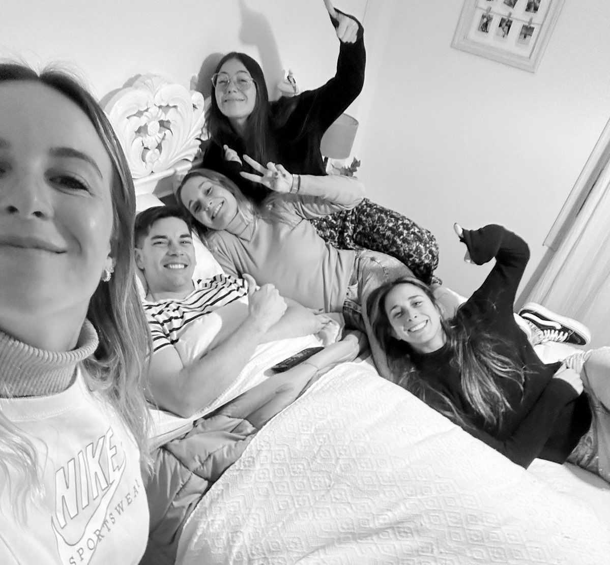 Cuando le caes con tus amigas a ver el partido a la habitación porque se ve más rápido q en el living 😂