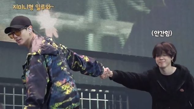 kookmindailys's tweet photo. .           come here                          come here  
                  jm 🥺                                        jk 🥺 https://t.co/eimXIDq3p7