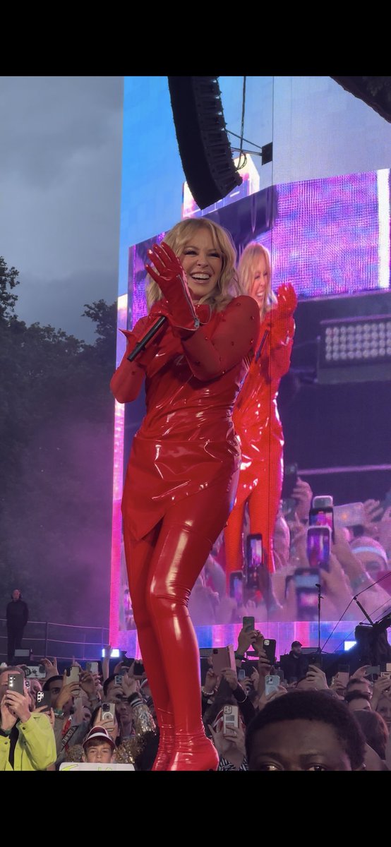 SamanthaStynes's tweet photo. Had the best time 💜💎 @kylieminogue @BSTHydePark https://t.co/L7JD8L4Ooc