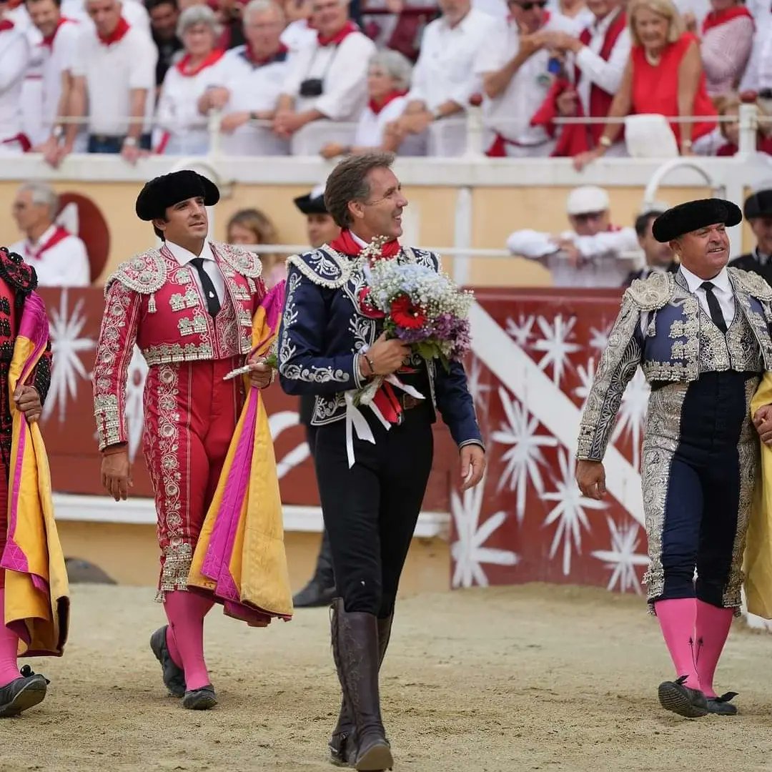 "Gracias a la plaza más elegante de Francia, no solo por el día maravilloso de hoy, sino por tantas tardes de cariño. 
Hasta siempre !"
C'est par le partage de ce commentaire et photos, que Pablo Hermoso de Mendoza est revenu sur sa dernière corrida à Bayonne.
Merci !