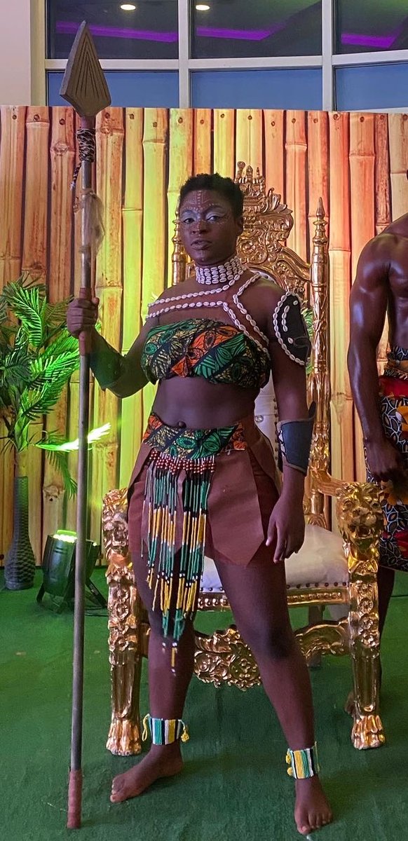 miss_ezeani's tweet photo. Another day shooting my shot at @GPBmadeit and @tomi_adeyemi for a shot in Children of Blood and Bone.

I am actor. I bend and crave myself into any character. I lose and again weight for my character. I train and I become.

Frame 1 is side by side pictures of me on two different sets, 4 months apart.

The rest is a character I tanned 3 shades darker and gained weight and muscles for.
And I did under 2 months.