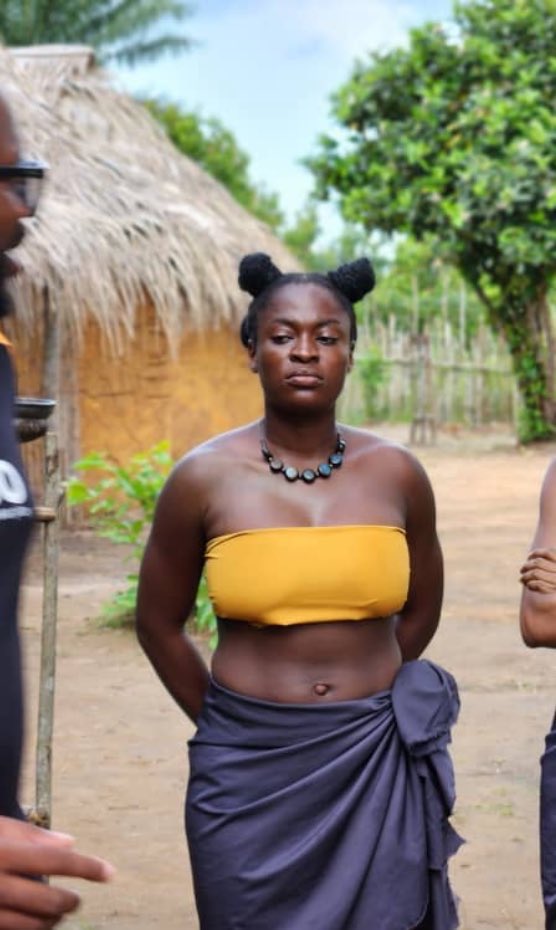 miss_ezeani's tweet photo. Another day shooting my shot at @GPBmadeit and @tomi_adeyemi for a shot in Children of Blood and Bone.

I am actor. I bend and crave myself into any character. I lose and again weight for my character. I train and I become.

Frame 1 is side by side pictures of me on two different sets, 4 months apart.

The rest is a character I tanned 3 shades darker and gained weight and muscles for.
And I did under 2 months.