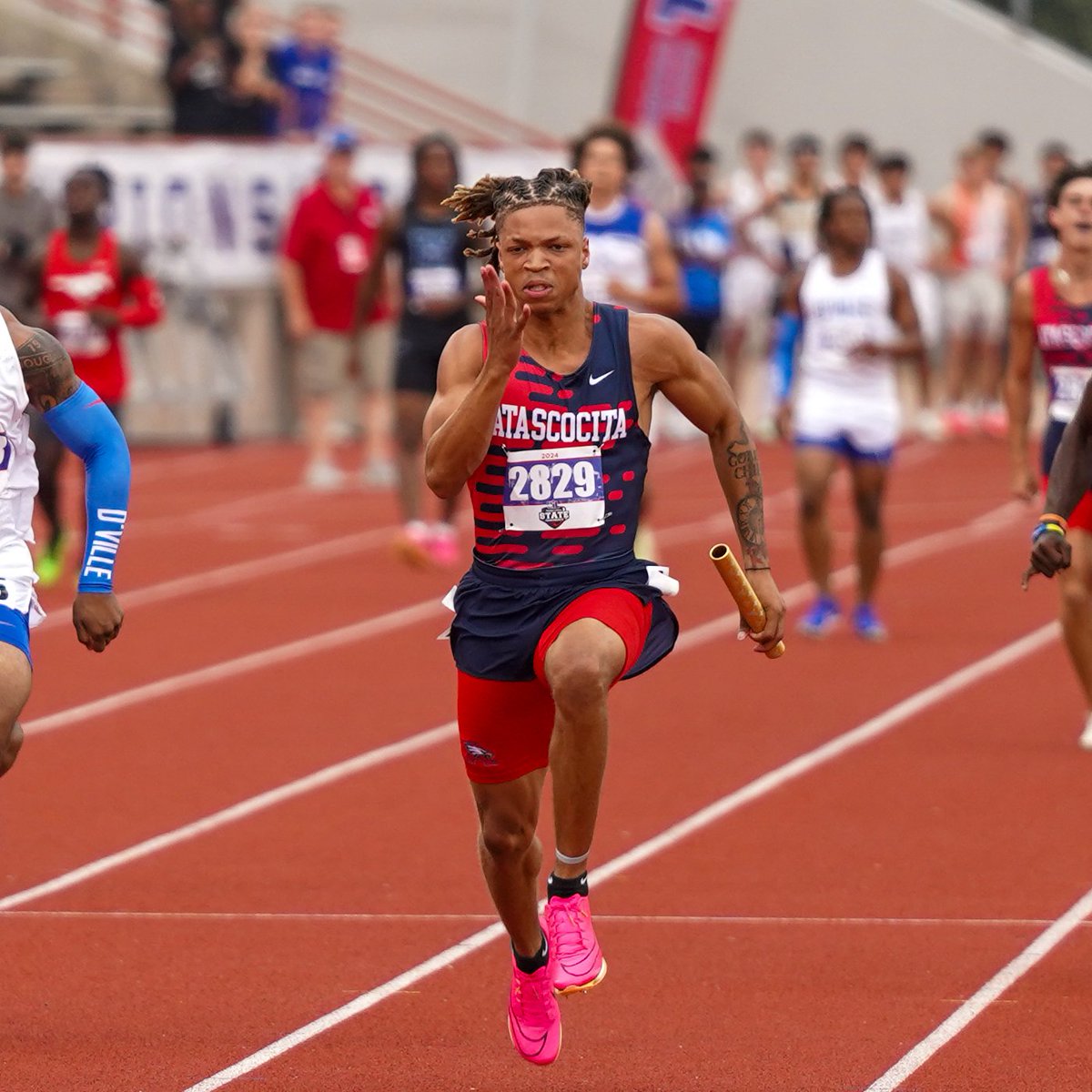 uiltexas's tweet photo. Congrats Jelani Watkins (@HumbleISD_AHS) on being named the Texas High School Boys Track & Field @Gatorade Player of the Year!⚡️

#UILState🥇: 100m dash (10.19) & 200m dash (20.60).
Anchored the 4x100m relay team to a national high school record in March (38.92) and an all-conf record at the UIL State Meet (39.14). 

🔗 https://t.co/FIF9B8uauH  | #Gatorade | #GatoradePOY