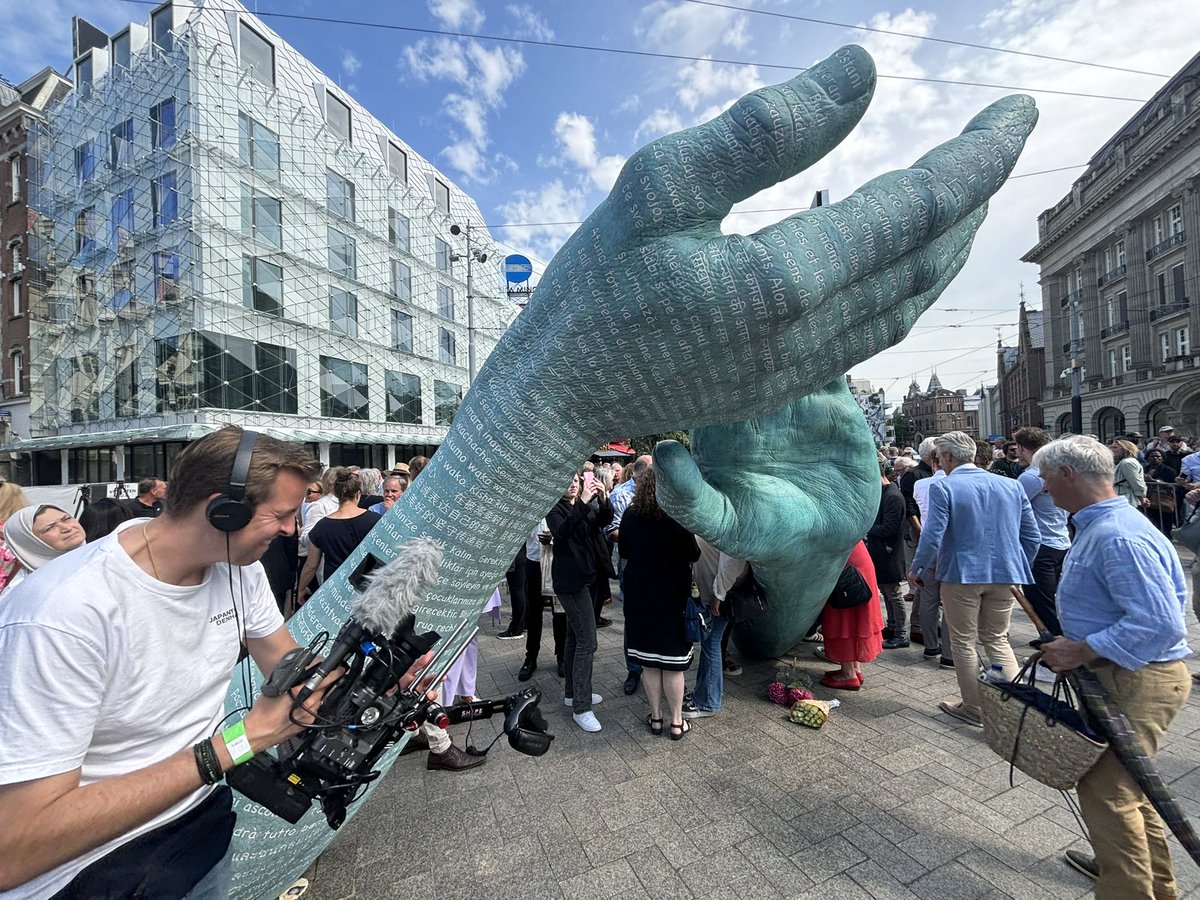 SchoutenLegal's tweet image. Het is erg mooi geworden dit monument voor #peterrdevries. Heel toepasselijk ook om zijn leefregels in al die talen in dit gepatineerde brons te graveren (en zelfs braille).