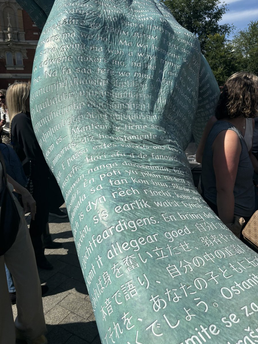 SchoutenLegal's tweet image. Het is erg mooi geworden dit monument voor #peterrdevries. Heel toepasselijk ook om zijn leefregels in al die talen in dit gepatineerde brons te graveren (en zelfs braille).