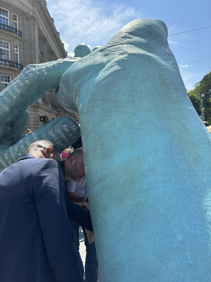 SchoutenLegal's tweet image. Het is erg mooi geworden dit monument voor #peterrdevries. Heel toepasselijk ook om zijn leefregels in al die talen in dit gepatineerde brons te graveren (en zelfs braille).
