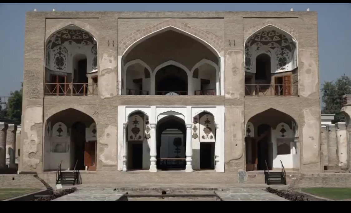 Babürlü Şah Cihan'ın asilzadelerinden, Babürlülerin en yüksek rütbelisi ve Emir el-Umera unvanına sahip, Zik/Zig aşiretinden bir Kürd asilzadesi Kabul emiri "Ali Mardan Khan" tarafından 1630 yılında Pakistan/Peşaver'de  yaptırılan "Ali Merdan Khan Villası".