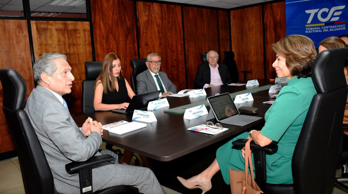 TCE_Ecuador's tweet photo. #TCEinforma| El Dr. Fernando Muñoz, presidente; la Abg. Ivonne Coloma, vicepresidenta; y, los jueces principales del TCE, se reúnen con delegados de Alto Nivel de la @OEA_oficial, presidida por Laura Chinchilla (@Laura_Ch), expresidenta de Costa Rica.
Dialogan sobre el análisis de las #Misiones de Observación Electoral, en cuanto al Fortalecimiento de la Participación Política de las #Mujeres en Ecuador.