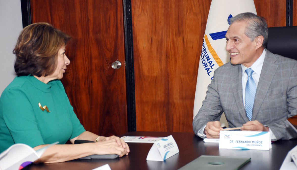 TCE_Ecuador's tweet photo. #TCEinforma| El Dr. Fernando Muñoz, presidente; la Abg. Ivonne Coloma, vicepresidenta; y, los jueces principales del TCE, se reúnen con delegados de Alto Nivel de la @OEA_oficial, presidida por Laura Chinchilla (@Laura_Ch), expresidenta de Costa Rica.
Dialogan sobre el análisis de las #Misiones de Observación Electoral, en cuanto al Fortalecimiento de la Participación Política de las #Mujeres en Ecuador.