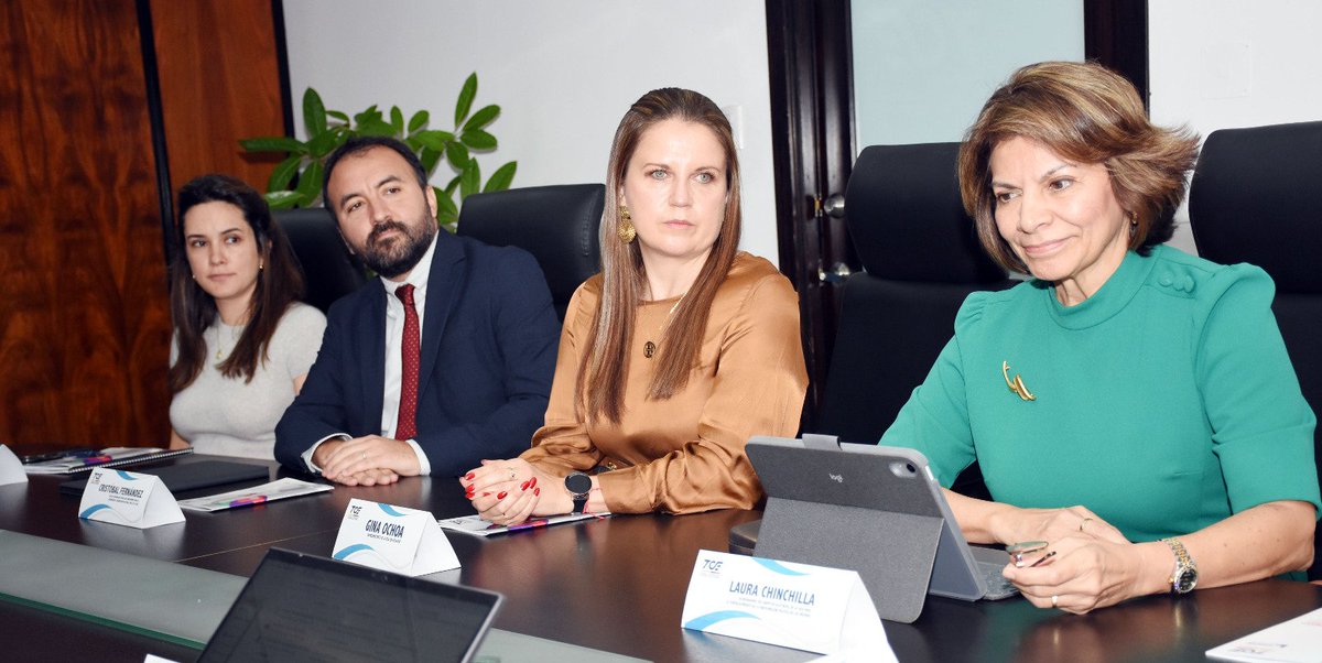 TCE_Ecuador's tweet photo. #TCEinforma| El Dr. Fernando Muñoz, presidente; la Abg. Ivonne Coloma, vicepresidenta; y, los jueces principales del TCE, se reúnen con delegados de Alto Nivel de la @OEA_oficial, presidida por Laura Chinchilla (@Laura_Ch), expresidenta de Costa Rica.
Dialogan sobre el análisis de las #Misiones de Observación Electoral, en cuanto al Fortalecimiento de la Participación Política de las #Mujeres en Ecuador.