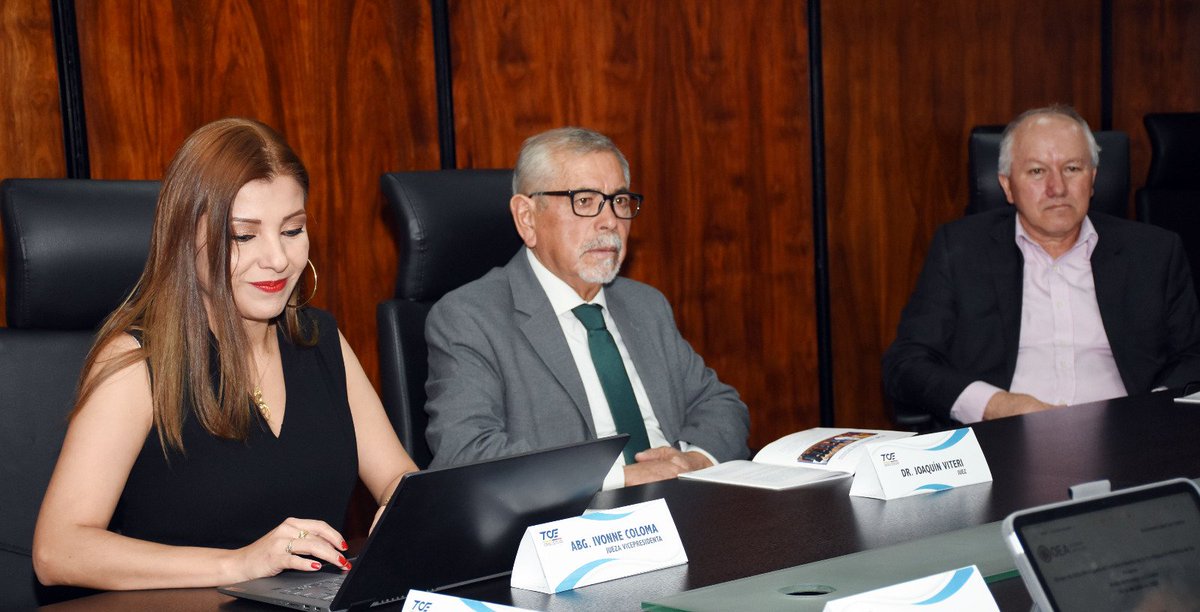 TCE_Ecuador's tweet photo. #TCEinforma| El Dr. Fernando Muñoz, presidente; la Abg. Ivonne Coloma, vicepresidenta; y, los jueces principales del TCE, se reúnen con delegados de Alto Nivel de la @OEA_oficial, presidida por Laura Chinchilla (@Laura_Ch), expresidenta de Costa Rica.
Dialogan sobre el análisis de las #Misiones de Observación Electoral, en cuanto al Fortalecimiento de la Participación Política de las #Mujeres en Ecuador.