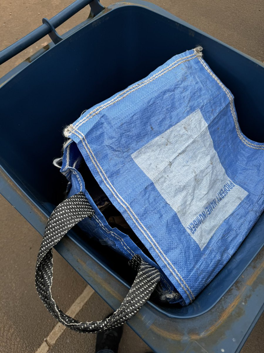 ant_tranter's tweet photo. Bin refused to be emptied…why? https://t.co/0Y1EPQKE4j