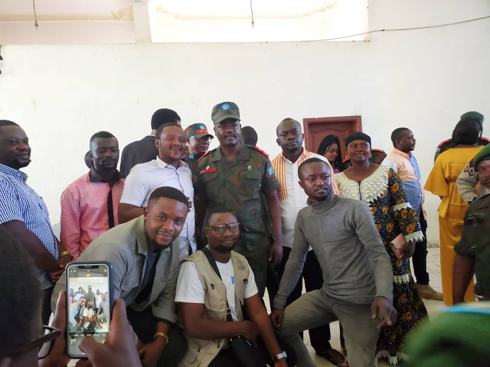 FMLarousse's tweet photo. À #Beni, le général Jacques #Nduru chef d'état-major général adjoint des @FARDC_Info appelle la population à accompagner l'armée et son partenaire engagés dans les opérations en cours (#Shujaa).
L'#UPDF qui combat l'#ADF à #Beni, est accusée de soutenir le #M23 à #Rutshuru. https://t.co/j7gDP1NyGo
