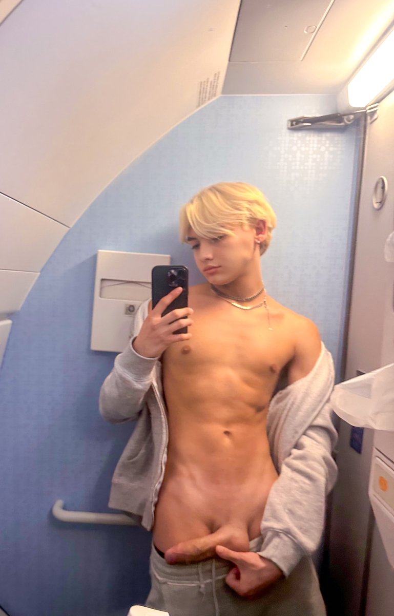 ValentinoAston's tweet photo. Come to bathroom? 🍑💦😈 https://t.co/oclUTCM3YX