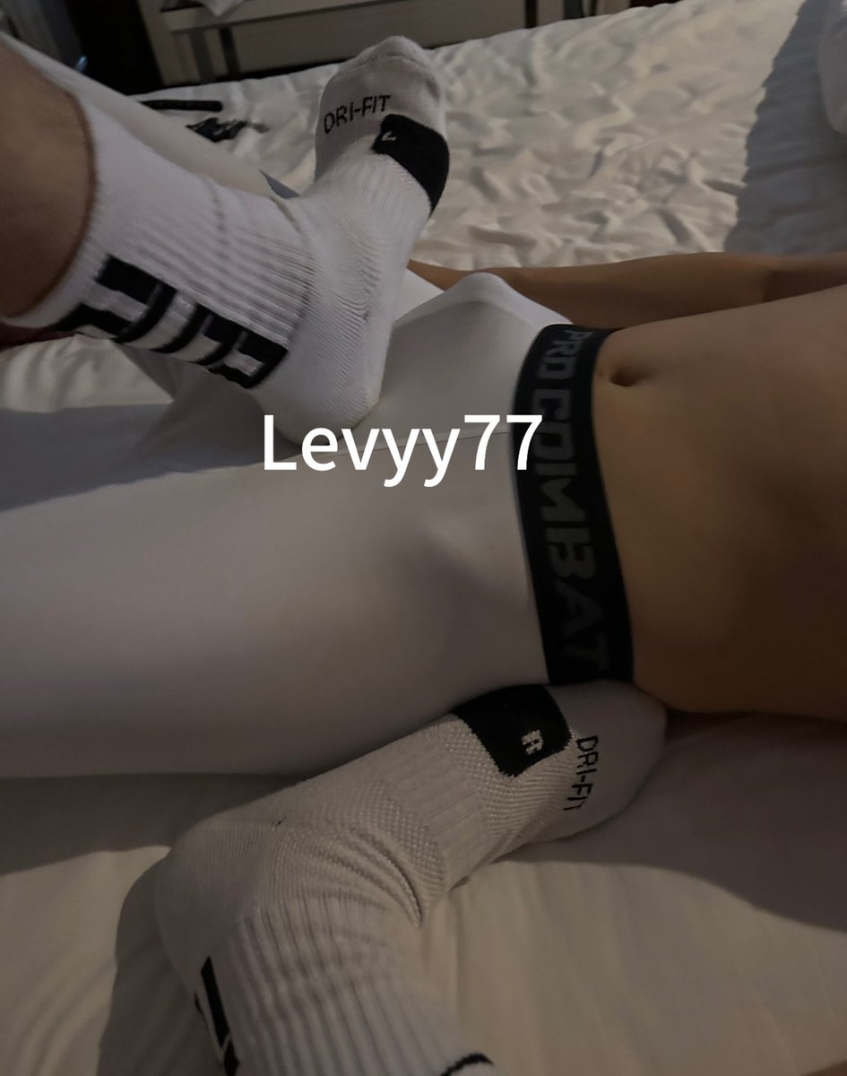 Levyy77's tweet photo. 🥵爽晕 #白袜 #白袜控 #球鞋 https://t.co/qK1AAZidw1