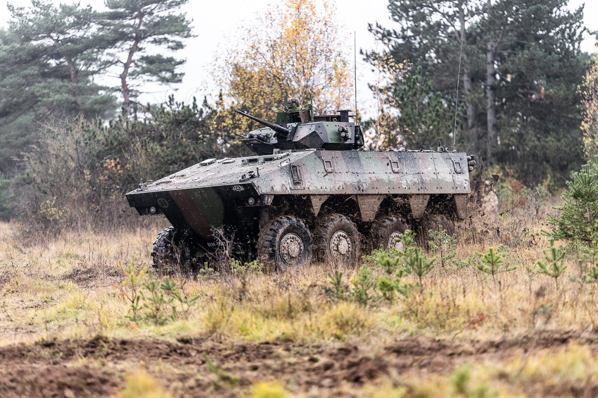 KNDS_France's tweet image. Le #VBCI est le parfait binôme du char #Leclerc tant dans les combats en zone urbaine qu’en terrain ouvert. C’est la combinaison parfaite pour prendre l’ascendant sur l’adversaire.

The VBCI is the perfect combination of the Leclerc main battle tank in both urban and open ground