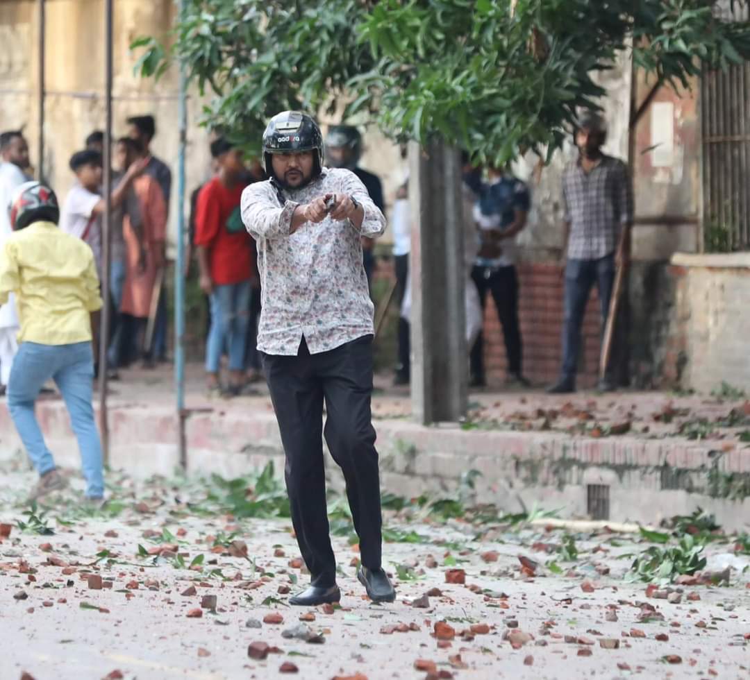 nofirpitou_'s tweet photo. Members of BSL was seen firing gunshots at the protestors in front of Shahidullah hall, Dhaka University https://t.co/7neIo9VmEX