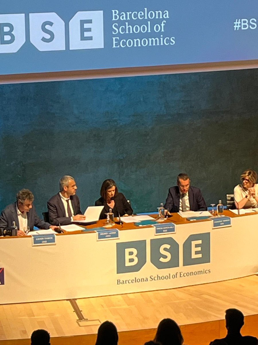 Hoy tenemos el orgullo de acoger la graduación de los alumnos de la Barcelona School of Economics #BSE2024  en nuestro auditorio en L'Illa. Enhorabuena a todos!!!! #BSE2024