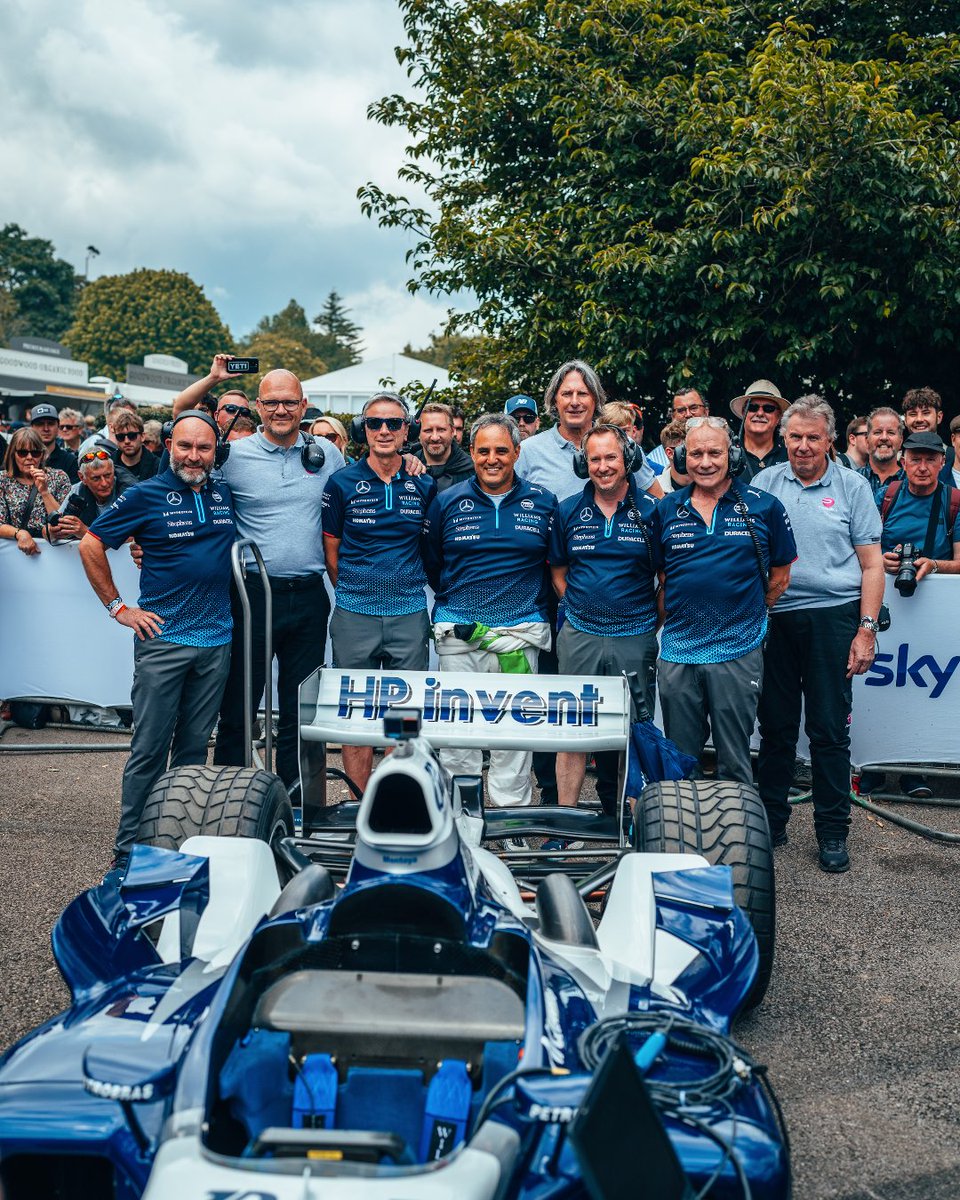 WilliamsF1's tweet image. JPM reunited with the OG crew that ran his FW26 back in 2004 🤝