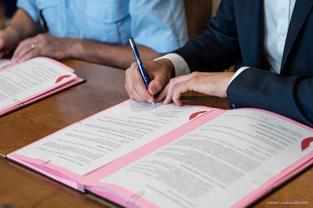 ✍🏻🚒 Signature d'une convention de partenariat entre les SDIS57 et <a href="/weew_io/">Weewio</a>, start-up innovante basée à Strasbourg et spécialisée dans le développement de solutions de sécurité incendie des sites industriels.