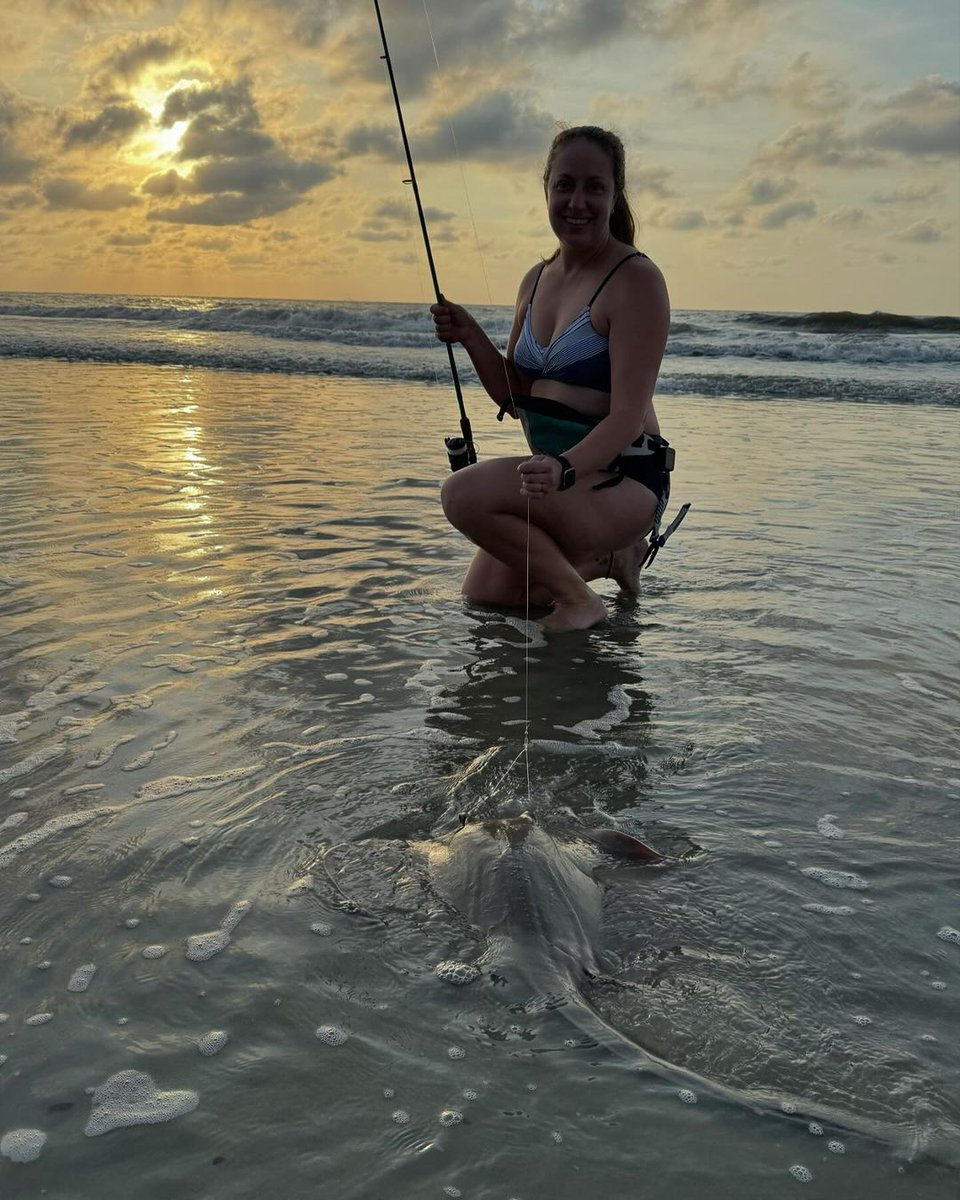 gearkeeper's tweet image. #repost @fieldanddream "Pull of the day goes to Mr. stingray. Thankful for pliers at the ready! @gearkeeperproducts"

#fishing #surffishing #beachfishing #ladyangler #fishinglife