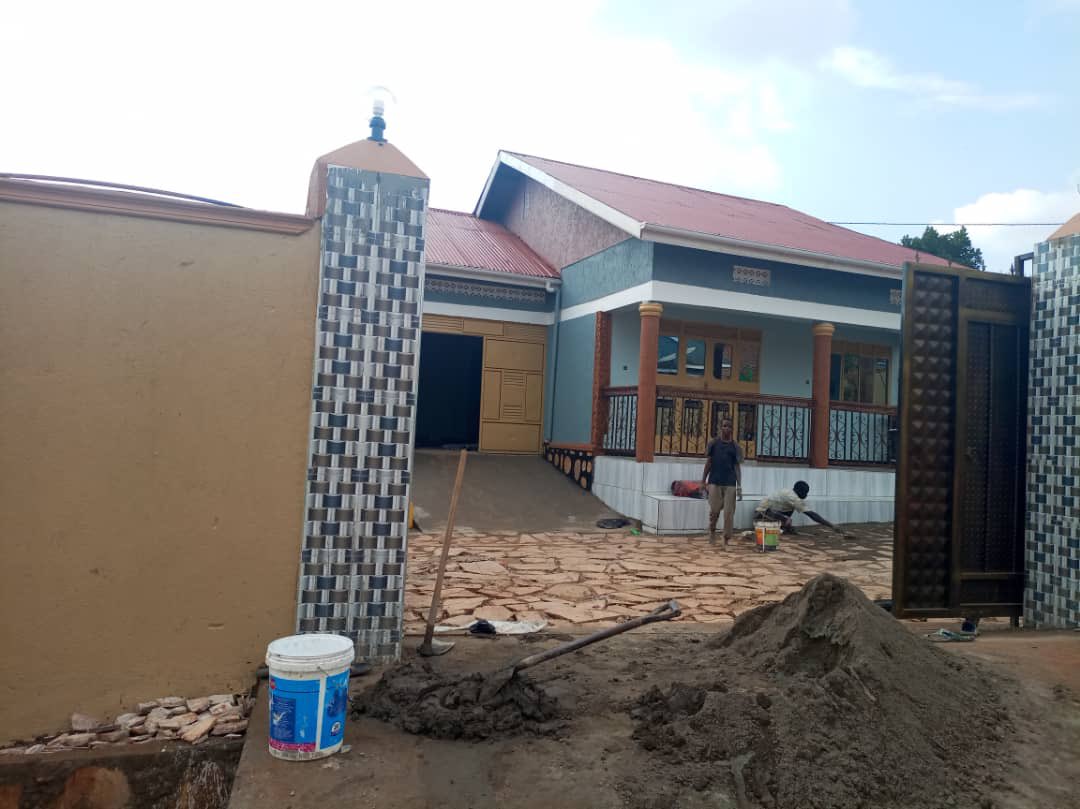 _antonio256's tweet photo. HOUSE ON SALE 
#PraisePropertyConsults
3 bedrooms, sitting and dining rooms, self-contained,a garage,a boy's quarter, spacious compound,on 50*100ft,in Nansana_Kyebando
Price:160m

We accept installment payments 

Call/WhatsApp 
0706147006/0783821918 https://t.co/yRNIOHUfRW