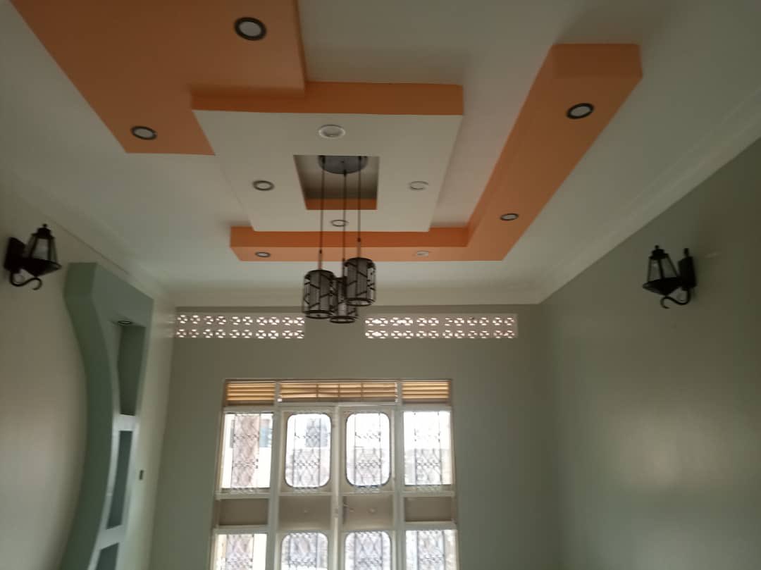 _antonio256's tweet photo. HOUSE ON SALE 
#PraisePropertyConsults
3 bedrooms, sitting and dining rooms, self-contained,a garage,a boy's quarter, spacious compound,on 50*100ft,in Nansana_Kyebando
Price:160m

We accept installment payments 

Call/WhatsApp 
0706147006/0783821918 https://t.co/yRNIOHUfRW