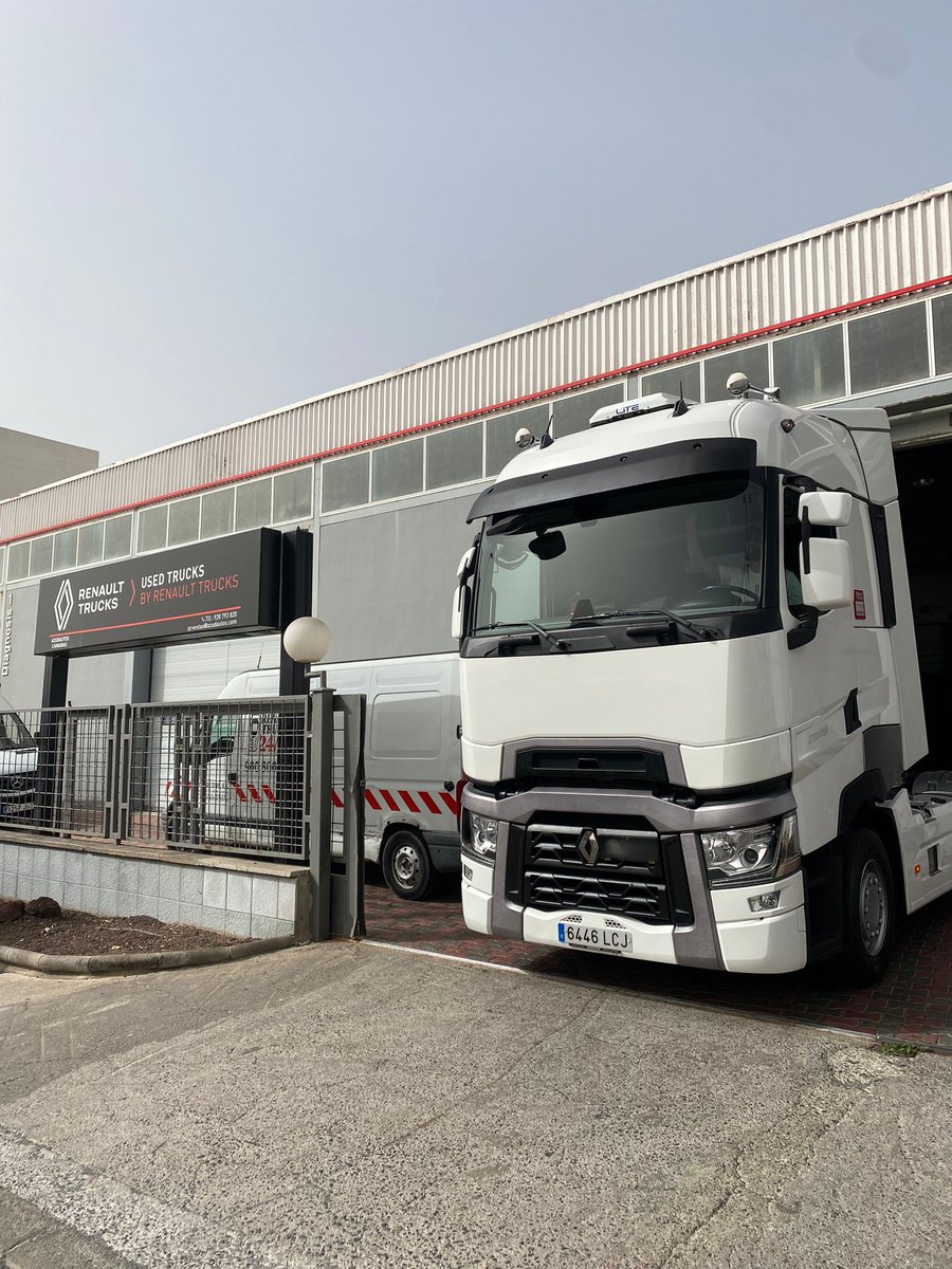 azudautos's tweet photo. Con la participación de Don Juan Acosta propietario de @azudautos_canarias dejando en manos de  Oscar esta unidad T 520 High Sleeper Used Trucks By @renaulttruckses , una apuesta a la recircularidad para disminuir la huella de carbono. https://t.co/lhZoFlE3Sj