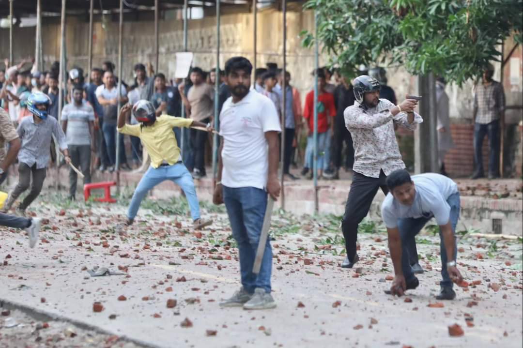 nofirpitou_'s tweet photo. Members of BSL was seen firing gunshots at the protestors in front of Shahidullah hall, Dhaka University https://t.co/7neIo9VmEX