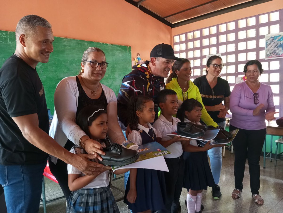 CDCEAndresMata's tweet photo. Gracias a la iniciativa implementada por nuestro presidente @NicolasMaduro los estudiantes de la E.B. "Luisa Campos de Gamboa"  fueron beneficiados con la entrega de kits escolares, zapatos y uniformes.

@mppeducacion 
@_laavanzadora 
@cdcesucre 
@karenlypsuv https://t.co/f6woCJLpYn