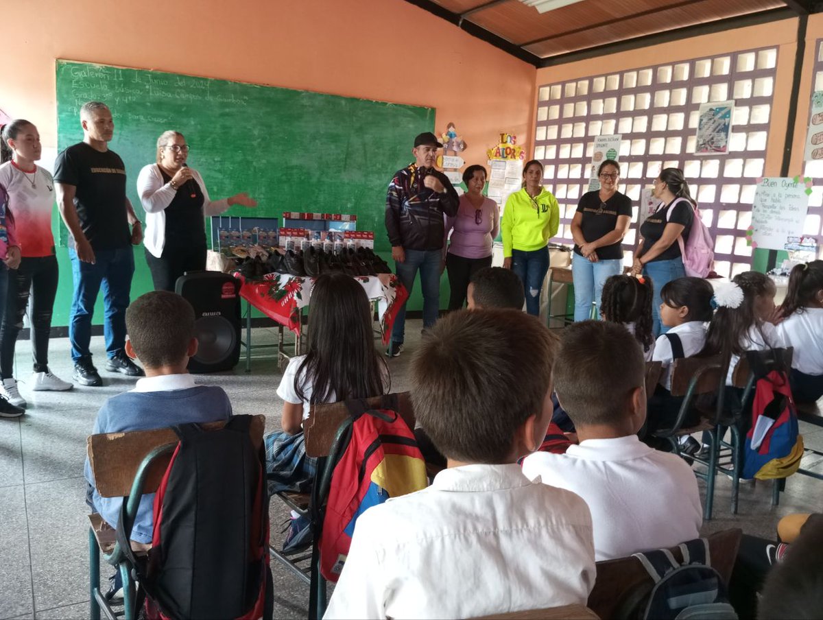 CDCEAndresMata's tweet photo. Gracias a la iniciativa implementada por nuestro presidente @NicolasMaduro los estudiantes de la E.B. "Luisa Campos de Gamboa"  fueron beneficiados con la entrega de kits escolares, zapatos y uniformes.

@mppeducacion 
@_laavanzadora 
@cdcesucre 
@karenlypsuv https://t.co/f6woCJLpYn
