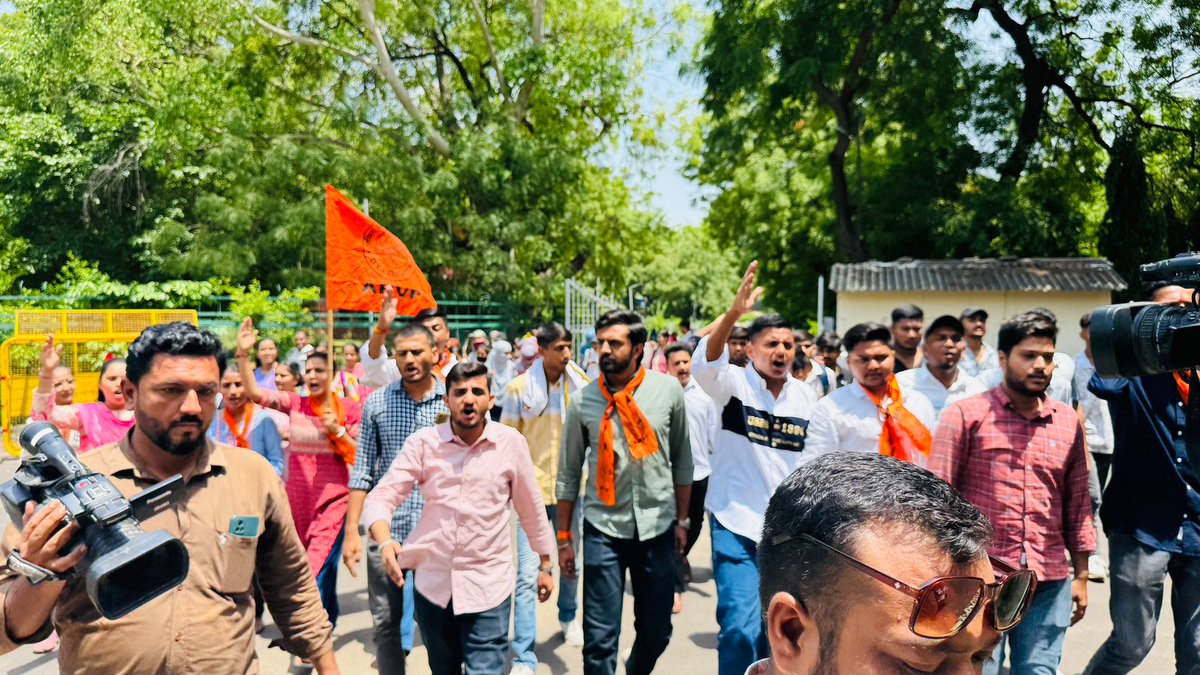 ABVPRaj's tweet photo. जोधपुर प्रांत में अभाविप जय नारायण व्यास विश्वविद्यालय इकाई द्वारा परीक्षा और परिणाम के सम्बंधित मांगों को लेकर विश्वविद्यालय के कुलपति आवास पर विरोध प्रदर्शन किया गया।
#ABVPRaj https://t.co/9DbD9FylkI