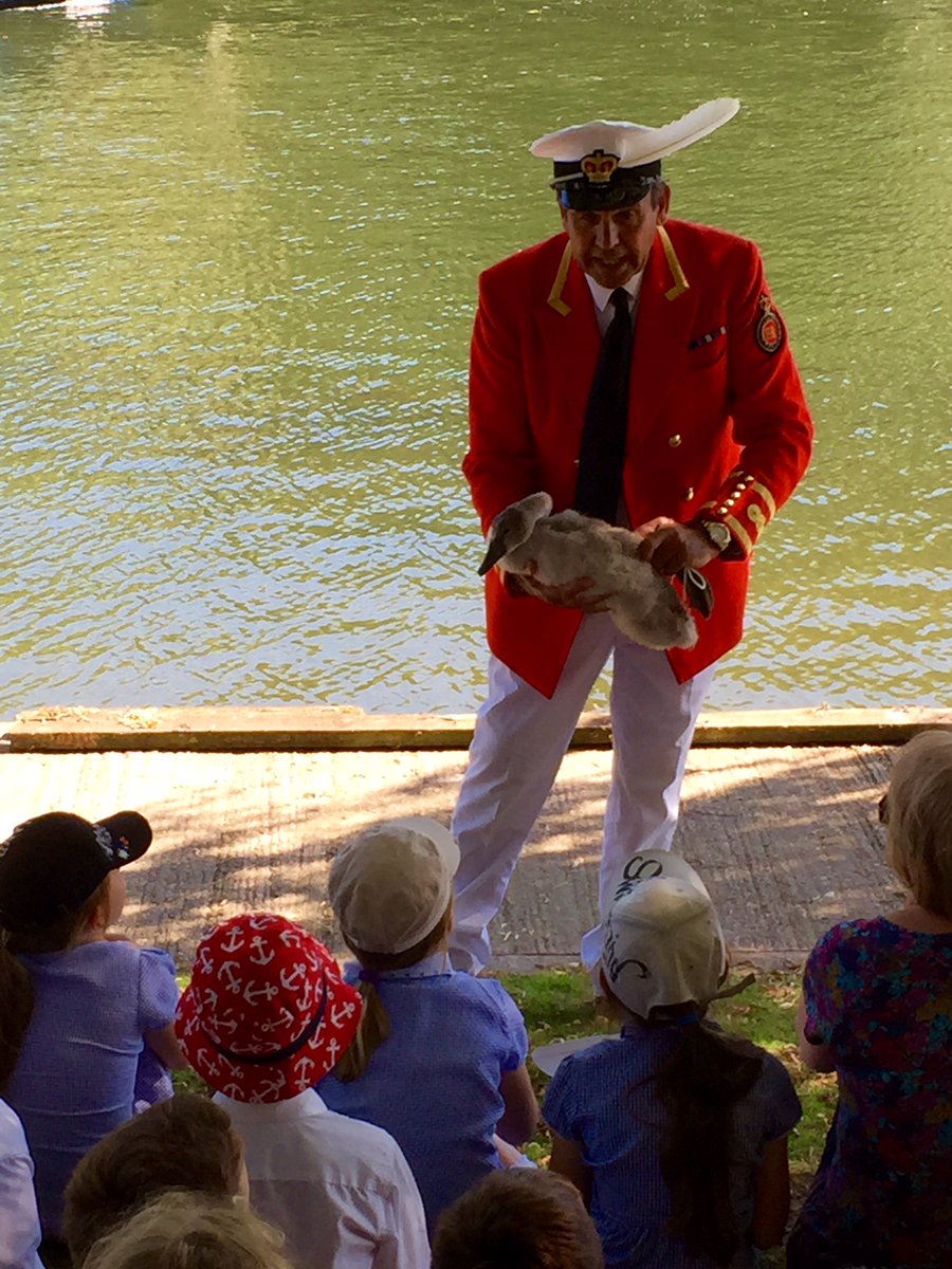 visitwindsor's tweet photo. It's #SwanUpping tomorrow 🦢🦢🏰🦢🦢

Tuesday 16th July 2024
Eton Bridge 08.30 - Departure point
Boveney Lock 09.15
Boulters Lock 12.30
Cookham Bridge 13.30
Marlow Lock 17.30

https://t.co/hcvwnjpdCy https://t.co/zHM8I70uTD