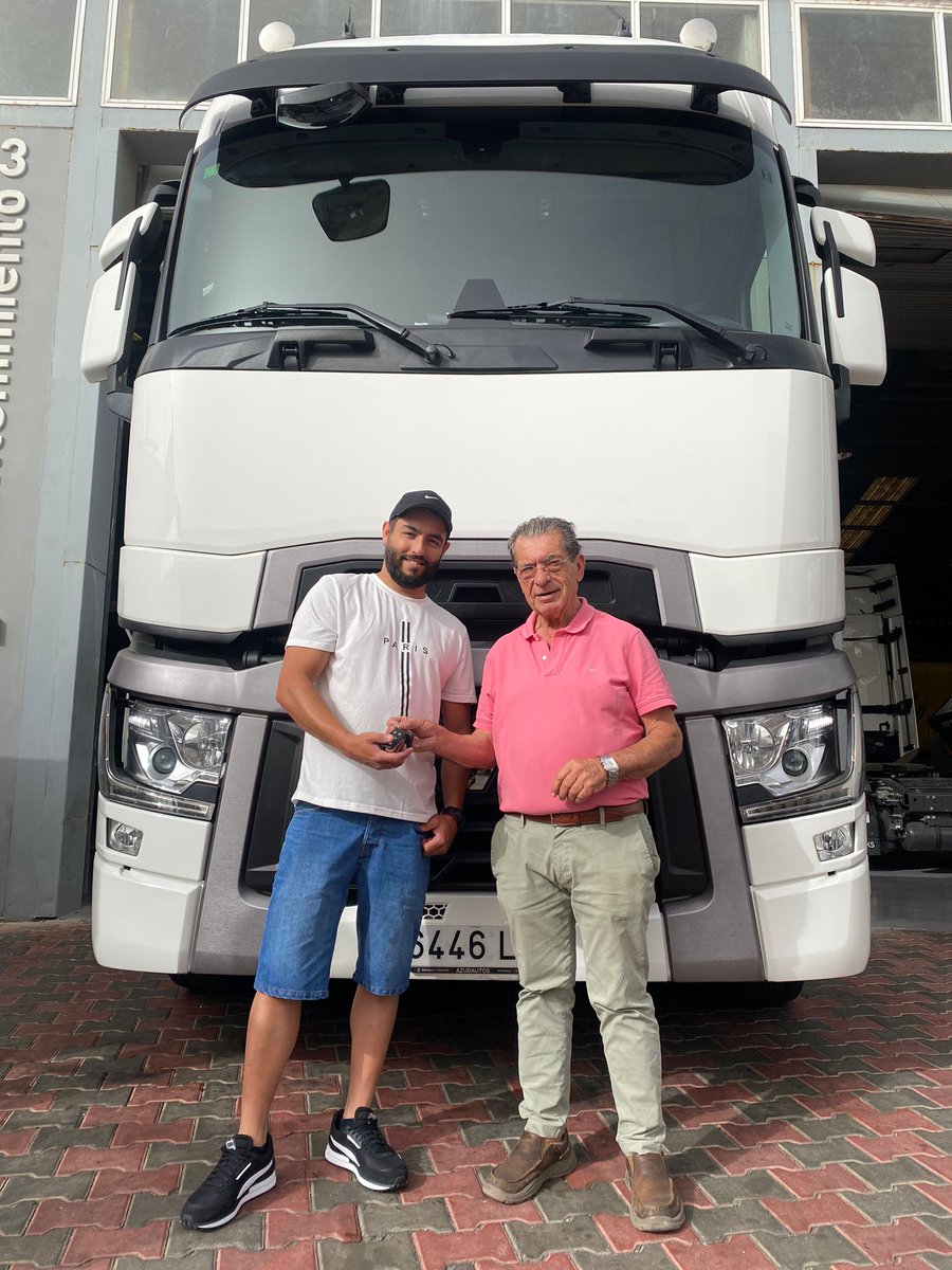 azudautos's tweet photo. Con la participación de Don Juan Acosta propietario de @azudautos_canarias dejando en manos de  Oscar esta unidad T 520 High Sleeper Used Trucks By @renaulttruckses , una apuesta a la recircularidad para disminuir la huella de carbono. https://t.co/lhZoFlE3Sj