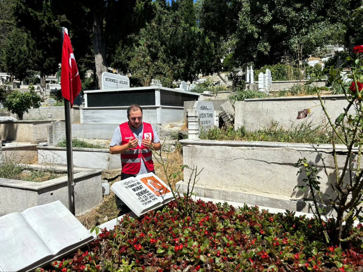 Genç Kızılay Şişli olarak gönüllülerimizle birlikte, 15 Temmuz Şehidimiz Murat Demirci'nin mezarını ziyaret ederek mezar temizliği yaptık. 🌙🇹🇷🇹🇷

Ezan Dinmez, Bayrak İnmez.
Şehitler Ölmez, Vatan BÖLÜNMEZ! 🇹🇷

#daimahazır