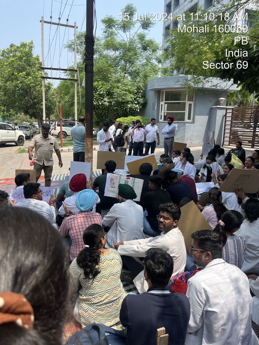 commando01life's tweet photo. PROTEST #DMER PUNJAB ✊✊
 
We wanT justice ✊✊✊✊

STUDNET UNION ZINDABAD ✊✊ https://t.co/2P2rX2RgrA