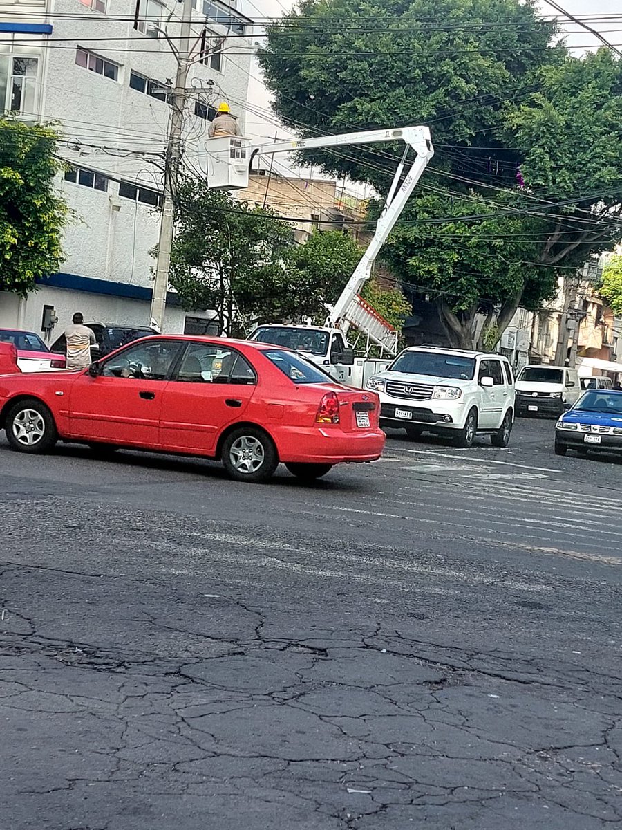 Chikro77's tweet photo. 🚨Comunicado🚨: El club se unió a la petición vecinal a la compañía de luz para el cambio de un transformador. Hoy, la compañía realizó el cambio en nuestra calle, evitando cortes de luz en días de lluvia intensa. 🌧️⚡ #Chikro trabajando con la comunidad. Nos vemos mañana. https://t.co/y8zvvzj3NJ