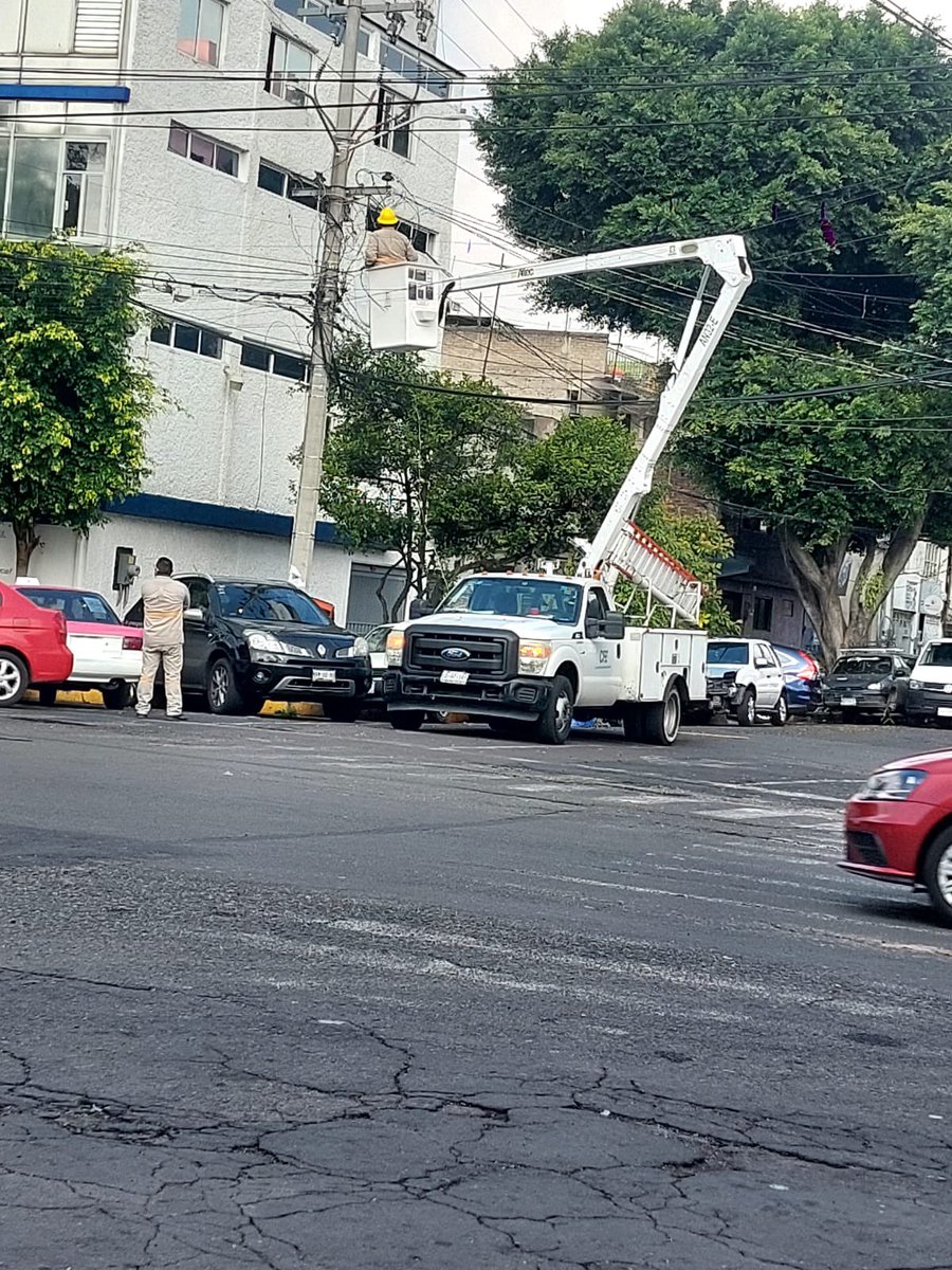 Chikro77's tweet photo. 🚨Comunicado🚨: El club se unió a la petición vecinal a la compañía de luz para el cambio de un transformador. Hoy, la compañía realizó el cambio en nuestra calle, evitando cortes de luz en días de lluvia intensa. 🌧️⚡ #Chikro trabajando con la comunidad. Nos vemos mañana. https://t.co/y8zvvzj3NJ